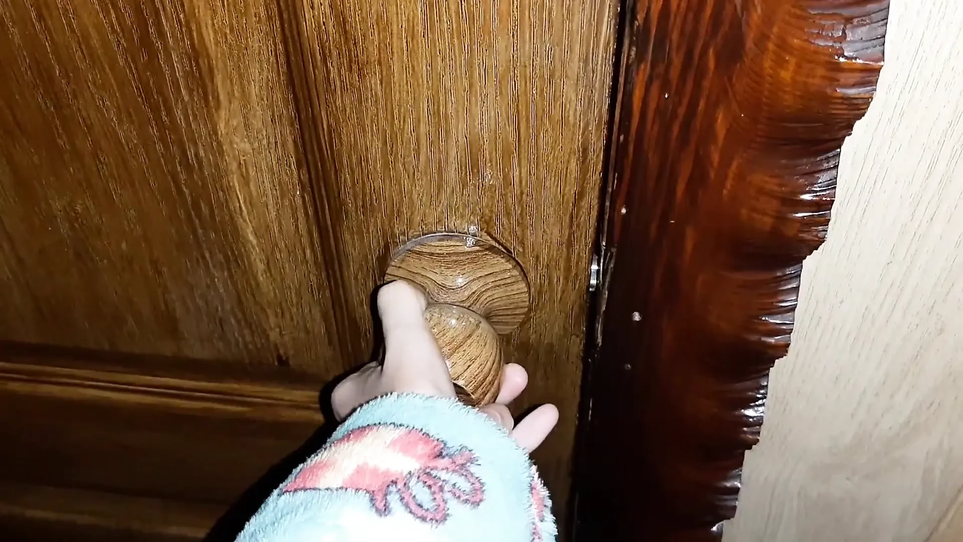 I Heard My Stepmom Moaning While Masturbating in the Toilet and Started Watching Her