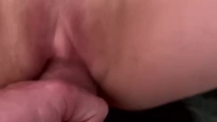 OMG! Mijn geile stiefmoeder houd van plagen en speelt met dikke lul over clit en in kutje kreunen